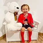 Sourire, Blanc, Jambe, Human Body, Sleeve, Comfort, Happy, Baby & Toddler Clothing, Thigh, Jouets, Knee, Baby, Teddy Bear, Human Leg, Bambin, Sportswear, Assis, Stuffed Toy, Event, Shorts, Personne, Joy