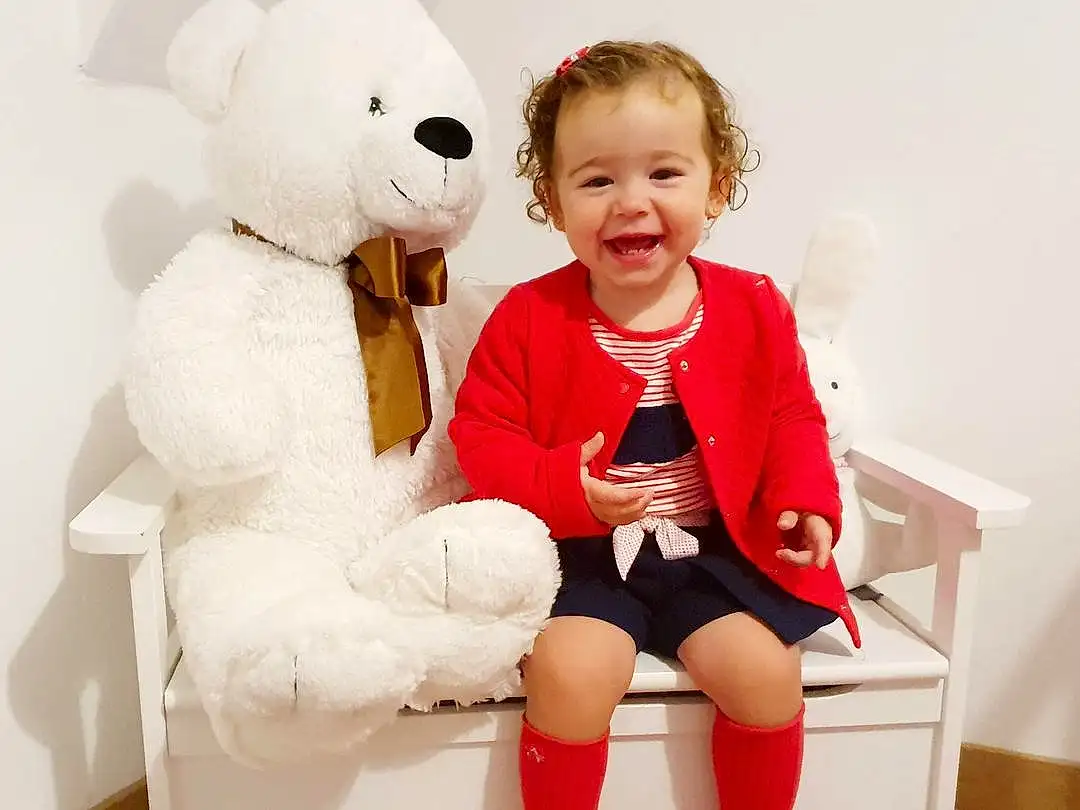 Sourire, Blanc, Jambe, Human Body, Sleeve, Comfort, Happy, Baby & Toddler Clothing, Thigh, Jouets, Knee, Baby, Teddy Bear, Human Leg, Bambin, Sportswear, Assis, Stuffed Toy, Event, Shorts, Personne, Joy