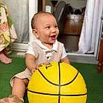 Sourire, Photograph, Shorts, Yeux, Facial Expression, Basketball, Baballe, Yellow, Happy, Sports Equipment, Bambin, Curtain, Football, Herbe, Fun, Picture Frame, Baby & Toddler Clothing, Enfant, Personne