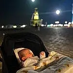 Ciel, Flash Photography, Baby, Street Light, Moon, Bambin, Comfort, Event, Darkness, Astronomical Object, Night, Midnight, Hiver, Assis, Fun, Baby Products, Personal Protective Equipment, Enfant, Personne