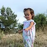 Sourire, Plante, Ciel, People In Nature, Dress, Sleeve, Happy, Baby & Toddler Clothing, Herbe, Arbre, Grassland, Bambin, Meadow, Prairie, Day Dress, Landscape, Field, Electric Blue, Pattern, Personne