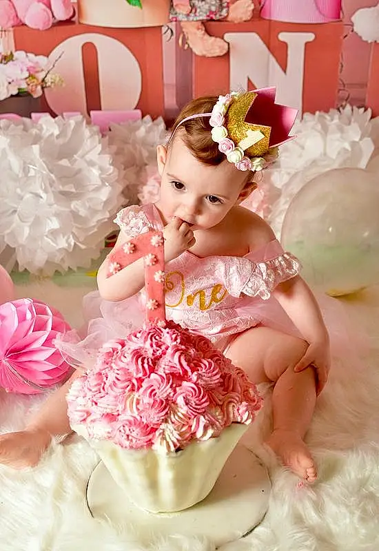 Dress, Textile, Rose, Happy, Baby & Toddler Clothing, Petal, Headgear, Enfant, Headpiece, Bambin, Event, Sweetness, Embellishment, Fun, Hair Accessory, Wedding Ceremony Supply, Anniversaire, Peach, Party Supply, Icing
