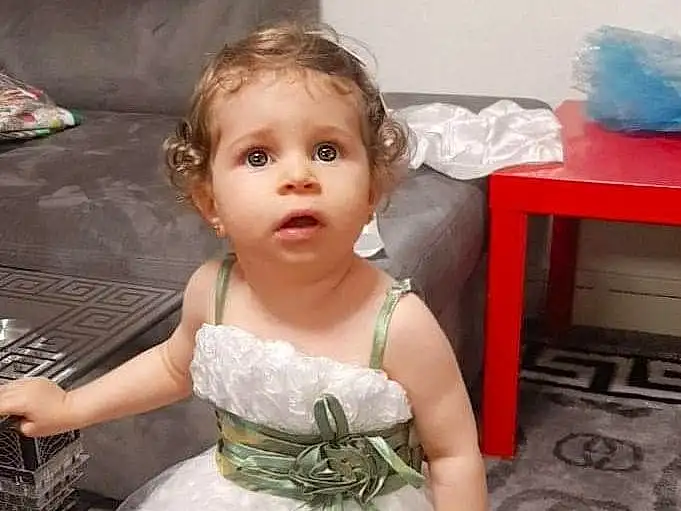 Facial Expression, Dress, One-piece Garment, Bridal Clothing, Flash Photography, Happy, Gown, Bridal Party Dress, Embellishment, Baby & Toddler Clothing, Wedding Ceremony Supply, Bambin, Fashion Design, Day Dress, Bridal Accessory, Formal Wear, Event, Enfant, Wedding Dress, Personne, Surprise