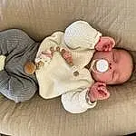 Peau, Hand, Comfort, Jambe, Baby Sleeping, Human Body, Textile, Baby, Baby & Toddler Clothing, Headgear, Bambin, Linens, Baby Products, Pattern, Bedtime, Bois, Enfant, Room, Sieste, Wool, Personne