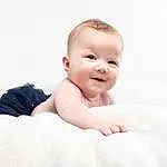 Joue, Yeux, Sourire, Human Body, Flash Photography, Sleeve, Baby & Toddler Clothing, Baby, Comfort, Iris, Happy, Bambin, Stomach, Enfant, Assis, Human Leg, Portrait Photography, Foot, Laugh, Personne, Joy