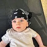 Joue, Flash Photography, Sleeve, Baby & Toddler Clothing, Cap, Baby, Eyelash, Costume Hat, Bambin, Pattern, Fashion Accessory, T-shirt, Hair Accessory, Beanie, Enfant, Headband, Costume Accessory, Knit Cap, Portrait Photography, Personne, Headwear