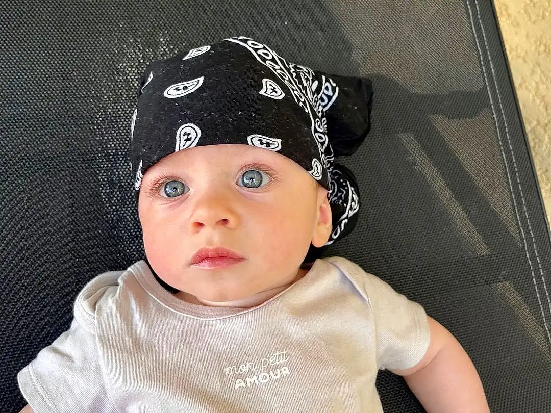 Joue, Flash Photography, Sleeve, Baby & Toddler Clothing, Cap, Baby, Eyelash, Costume Hat, Bambin, Pattern, Fashion Accessory, T-shirt, Hair Accessory, Beanie, Enfant, Headband, Costume Accessory, Knit Cap, Portrait Photography, Personne, Headwear