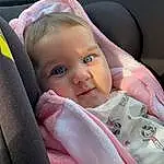 Joue, Peau, Sourire, Yeux, Comfort, Baby, Baby In Car Seat, Baby Carriage, Bambin, Car Seat, Vehicle Door, Auto Part, Enfant, Beauty, FenÃªtre, Baby Products, Baby & Toddler Clothing, Seat Belt, Automotive Exterior, Personne