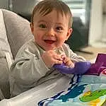 Sourire, Joue, Peau, Baby, Baby Playing With Toys, Baby & Toddler Clothing, Finger, Bambin, Fun, Happy, Enfant, Comfort, Assis, Room, Thumb, Play, T-shirt, Toy Vehicle, Sharing, Personne, Joy
