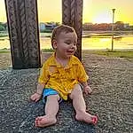Visage, Ciel, Yeux, Sourire, Leaf, People In Nature, Happy, Baby & Toddler Clothing, Herbe, Bambin, Public Space, Leisure, Asphalt, Tints And Shades, Baby, Recreation, City, Fun, T-shirt, Landscape, Personne, Joy
