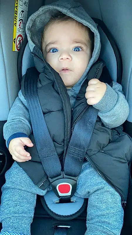 Visage, Joue, Blanc, Sleeve, Gesture, Comfort, Baby, Finger, Collar, Baby & Toddler Clothing, Bambin, Baby In Car Seat, Car Seat, Baby Carriage, Seat Belt, Electric Blue, Auto Part, Baby Safety, Baby Products, Assis, Personne