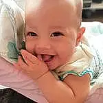 Nez, Sourire, Joue, Peau, Lip, Chin, Bras, Eyebrow, Yeux, Facial Expression, Mouth, Iris, Comfort, Happy, Baby & Toddler Clothing, Gesture, Finger, Thumb, Baby, Bambin, Personne