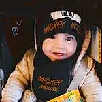 Joue, Sourire, Sleeve, Happy, Baby & Toddler Clothing, Cap, Baby, Bambin, Enfant, Fun, Baseball Cap, T-shirt, Assis, Fashion Accessory, Knit Cap, Room, Beanie, Play, Baby Products, Hoodie, Personne, Headwear