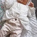 Visage, Joue, Peau, Head, Photograph, Blanc, Baby & Toddler Clothing, Comfort, Human Body, Sleeve, Baby, Sourire, Gesture, Rose, Bambin, Happy, Baby Sleeping, Enfant, Linens, Pattern