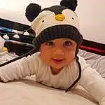 Visage, Sourire, Yeux, Cap, Happy, Fun, Comfort, Bambin, Enfant, Knit Cap, Beanie, Poil, Stuffed Toy, Baseball Cap, Personal Protective Equipment, Room, Baby, Peluches, Personne, Headwear