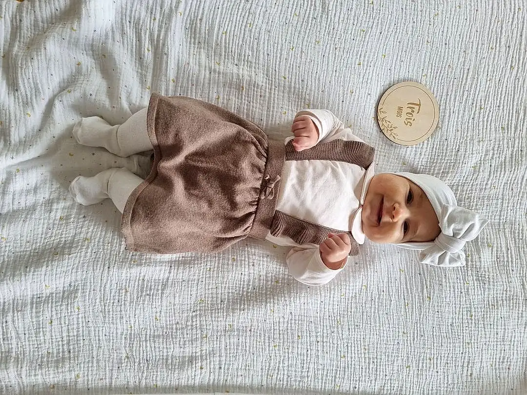 Comfort, Sleeve, Textile, Baby & Toddler Clothing, Bois, Beige, Baby Sleeping, Linens, Bambin, Baby, Bedding, Pattern, Bedtime, Baby Products, Enfant, Bed, Sieste, Room, Sleep, Personne, Headwear