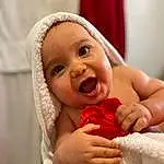Nez, Joue, Peau, Lip, Chin, Sourire, Yeux, Mouth, Human Body, Happy, Baby, Gesture, Iris, Bambin, Comfort, Thumb, Baby & Toddler Clothing, Baby Laughing, Fun, Nail, Personne, Headwear