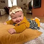 Joue, Peau, Head, Sourire, Comfort, Sleeve, Baby & Toddler Clothing, Baby, Bambin, Bois, Happy, Picture Frame, Fun, Room, Enfant, Television, Hardwood, Assis, Personne