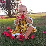 Plante, People In Nature, Leaf, Ciel, Dress, Flash Photography, Happy, Baby & Toddler Clothing, Sunlight, Herbe, Bambin, Baby, Playing With Kids, Fun, Enfant, Arbre, Meadow, Petal, Leisure, Personne, Joy