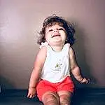 Joue, Bras, Yeux, Flash Photography, Sleeve, Happy, Baby & Toddler Clothing, Shorts, Fun, Bambin, Knee, Thigh, Human Leg, Sock, Enfant, T-shirt, Assis, Elbow, Magenta, Portrait Photography, Personne