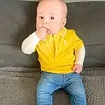 Nez, Joue, Joint, Peau, Head, Jeans, Hand, Bras, Yeux, Blanc, Jambe, Human Body, Neck, Sleeve, Baby & Toddler Clothing, Debout, Baby, Finger, Happy, Personne