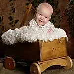 Sourire, Wheel, Bois, Baby & Toddler Clothing, Happy, Tire, Bambin, Baby, Flash Photography, Assis, Enfant, Event, Fun, Rolling, Portrait Photography, Jouets, Room, Personne, Joy