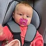 Joue, Peau, Comfort, Baby & Toddler Clothing, Baby, Seat Belt, Finger, Baby In Car Seat, Rose, Bambin, Baby Safety, Automotive Design, Car Seat, Baby Carriage, Thumb, Enfant, Nail, Auto Part, Baby Products, Personne