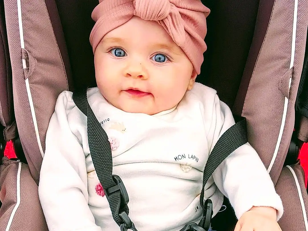 Visage, Joue, Yeux, Sleeve, Baby & Toddler Clothing, Comfort, Baby, Finger, Bambin, Cap, Baby Carriage, Enfant, Baby Products, Assis, Chapi Chapo, Fashion Accessory, Seat Belt, Beanie, Car Seat, Costume Hat, Personne, Headwear
