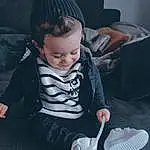 Jambe, Comfort, Sourire, Human Body, Sleeve, Baby, Baby & Toddler Clothing, Bambin, Flash Photography, Enfant, Assis, Baby Products, Human Leg, T-shirt, Noir & Blanc, Fun, Knee, Monochrome, Pattern, Personne