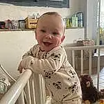 Sourire, Baby, Fenêtre, Bambin, Enfant, Happy, Building, Fun, Baby & Toddler Clothing, Baby Products, Bois, Room, Ceiling, Chapi Chapo, Baby Laughing, Shelf, Personne, Joy