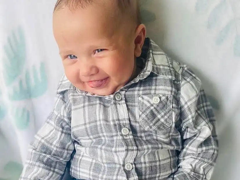 Clothing, Joue, Peau, Sourire, Coiffure, Shirt, Yeux, Facial Expression, Tartan, Dress Shirt, Baby & Toddler Clothing, Sleeve, Debout, Happy, Flash Photography, Plaid, Collar, Cool, Denim, Bambin, Personne, Joy