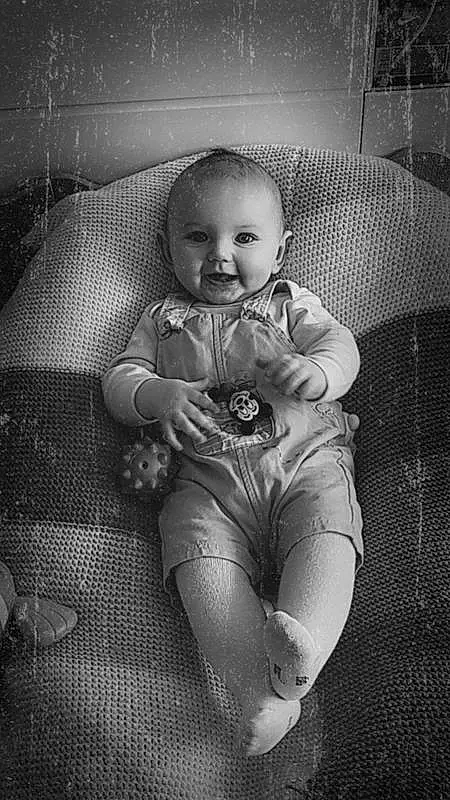 Sourire, Peau, Head, Coiffure, Yeux, Flash Photography, Comfort, Debout, Black-and-white, Style, Baby, Happy, Baby & Toddler Clothing, Enfant, Fun, Knee, Bambin, Monochrome, Noir & Blanc, Personne