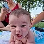 Peau, Sourire, Facial Expression, Muscle, Happy, Baby, Gesture, Finger, Arbre, Leisure, Bambin, Fun, Herbe, Recreation, Enfant, Event, Chest, Assis, Barechested, Necklace, Personne, Joy
