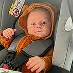 Comfort, Seat Belt, Baby In Car Seat, Baby, Bambin, Car Seat, Chair, Head Restraint, Automotive Design, Vehicle Door, Enfant, Car Seat Cover, Auto Part, Baby Products, Family Car, Baby Carriage, Baby & Toddler Clothing, Assis, Vrouumm, Personne