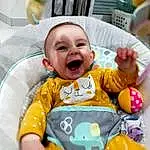 Joue, Sourire, Head, Happy, Yellow, Baby & Toddler Clothing, Baby, Bambin, Baby Laughing, Enfant, Event, Leisure, Baby Products, Assis, Fun, Sweetness, Room, Baby Toys, Laugh, Personne