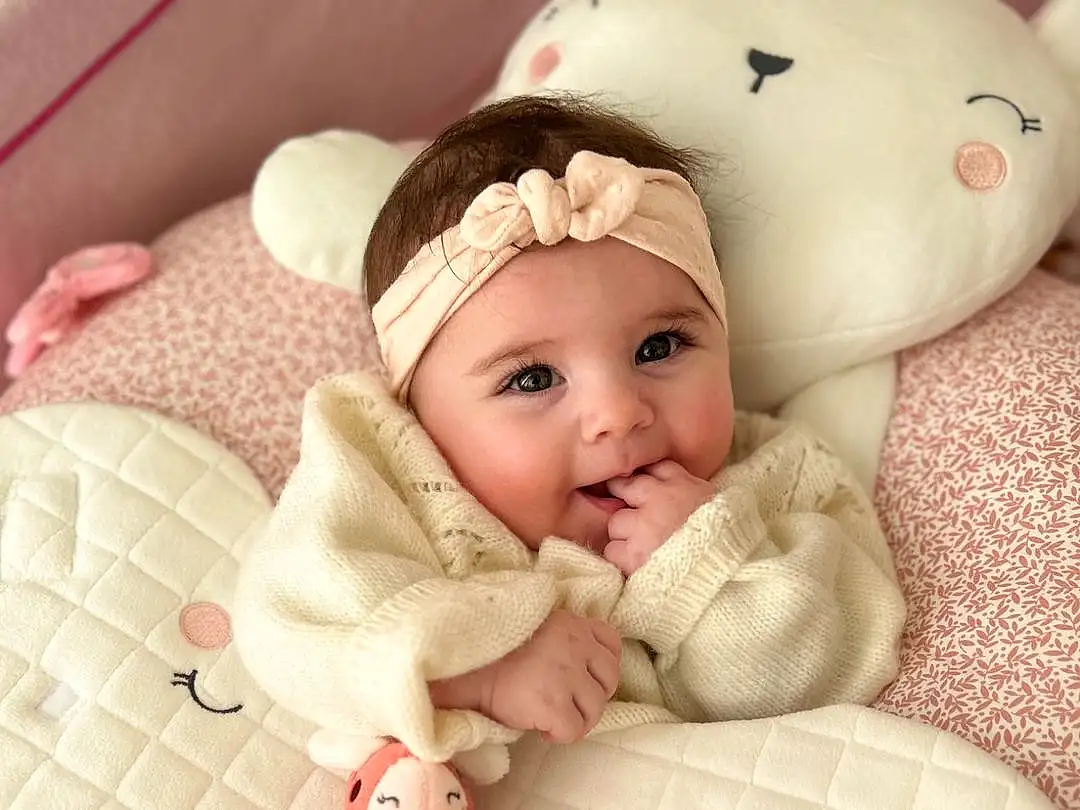 Joue, Peau, Sourire, Blanc, Comfort, Textile, Sleeve, Baby & Toddler Clothing, Rose, Baby Sleeping, Baby, Bambin, Happy, Baby Safety, Enfant, Linens, Pattern, Carmine, Knit Cap, Baby Products, Personne, Headwear