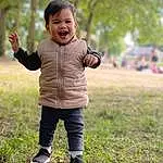 Hand, Plante, Sourire, People In Nature, Happy, Flash Photography, Arbre, Gesture, Finger, Baby, Herbe, Baby & Toddler Clothing, Bambin, Grassland, Summer, Bois, Meadow, Pelouse, Landscape, Personne