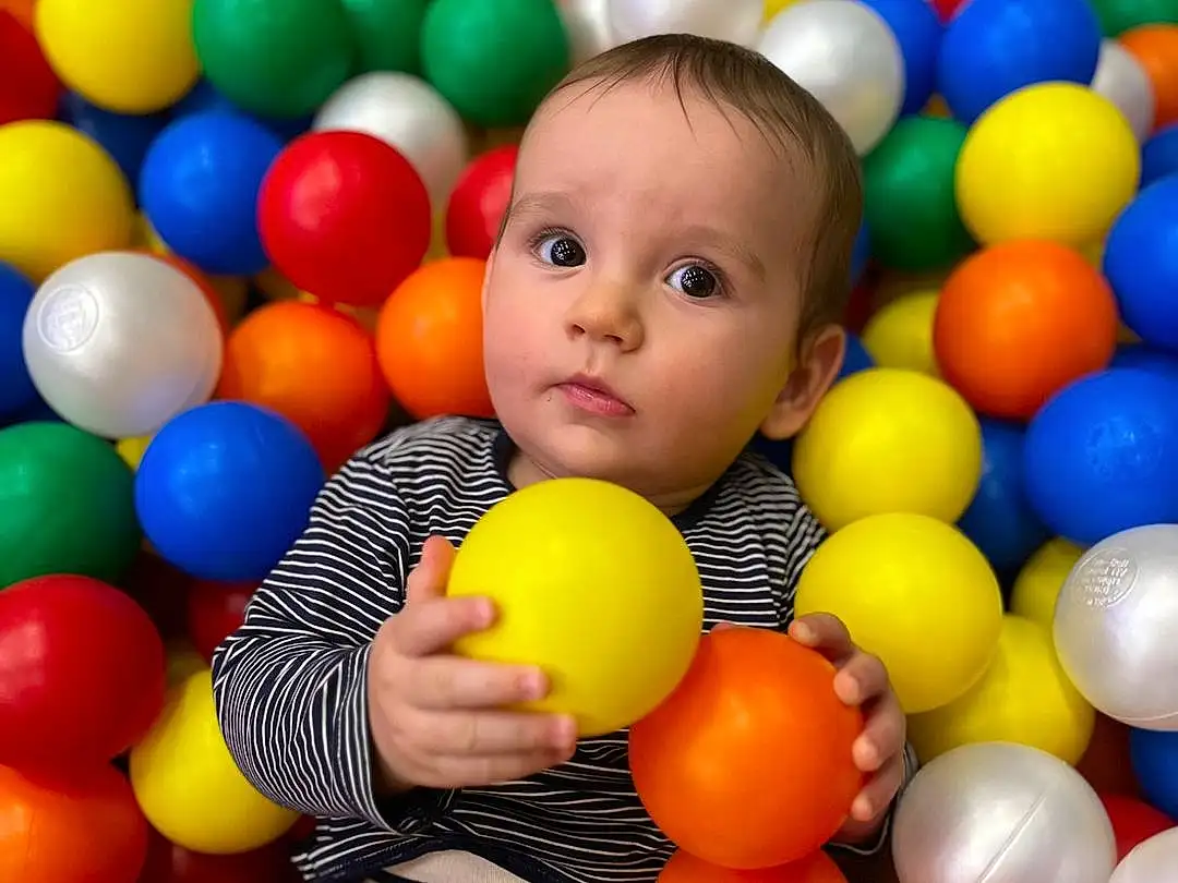 Ball Pit, Facial Expression, Yellow, Fun, Baballe, Happy, Leisure, Aire de jeux, People, Enfant, Bambin, Play, Recreation, Natural Foods, Playing Sports, Event, Sweetness, Baby Playing With Toys, Sports Toy, Personne
