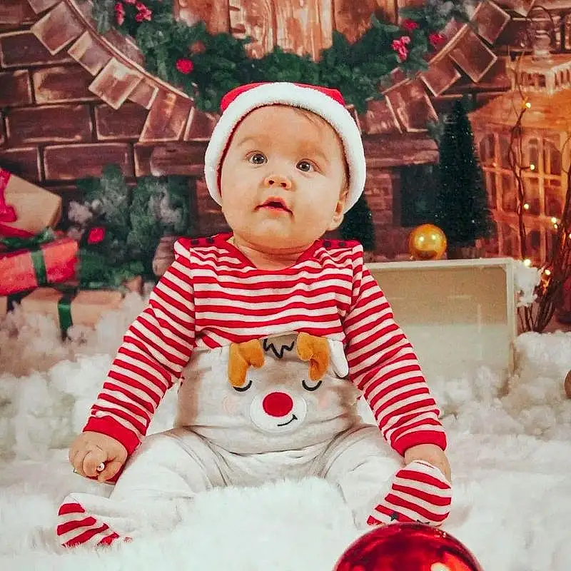 Head, Blanc, Baby & Toddler Clothing, Sleeve, Debout, Happy, Red, Bambin, Christmas Decoration, Baby, Neige, Lap, Christmas Ornament, Event, Hiver, Holiday, Enfant, NoÃ«l, Comfort, Personne, Headwear