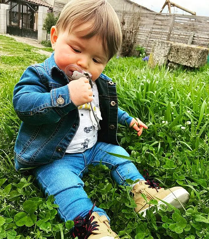 Jeans, Shoe, Hand, Plante, People In Nature, Jambe, Green, Leaf, Botany, Baby & Toddler Clothing, Herbe, Sneakers, Bambin, Baby, Groundcover, Happy, Meadow, Pelouse, Enfant, Personne