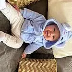 Jambe, Comfort, Human Body, Sleeve, Bois, Baby & Toddler Clothing, Gesture, Finger, Bambin, Baby, Couch, Sourire, Enfant, Assis, Linens, Foot, Human Leg, Arbre, Thumb, Personne, Headwear