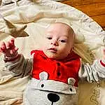 Joue, Facial Expression, Textile, Baby & Toddler Clothing, Sleeve, Baby, Comfort, Bambin, Enfant, Linens, Bois, Happy, Christmas Eve, Event, Poil, NoÃ«l, Carmine, Assis, Personne