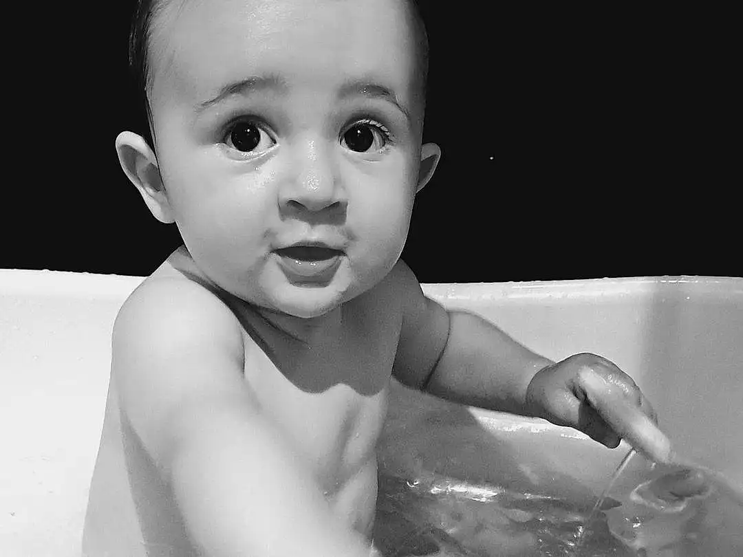 Joue, Lip, Coiffure, Facial Expression, Eau, Muscle, Baby Bathing, Black, Human Body, Fluid, Flash Photography, Debout, Bathroom, Gesture, Style, Black-and-white, Liquid, Finger, Happy, Bathing, Personne, Surprise