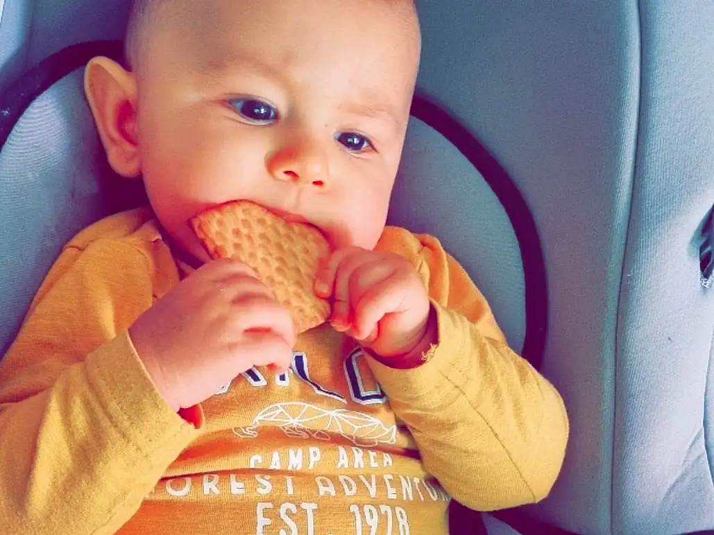 Nez, Visage, Joue, Mouth, Muscle, Orange, Human Body, Neck, Sleeve, Baby & Toddler Clothing, Gesture, Baby, Food Craving, Finger, Bambin, Happy, T-shirt, Fun, Nail, Enfant, Personne
