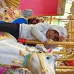 Temple, Working Animal, Fun, Leisure, Pack Animal, Event, Chapi Chapo, Voyages, Carousel, Recreation, Enfant, Livestock, Tradition, Amusement Ride, Tourism, Market, Pattern, City, Horse Tack, Bambin, Personne, Headwear