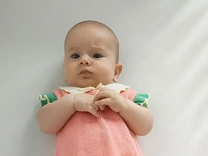 Joue, Peau, Lip, Hand, Bras, Yeux, Baby & Toddler Clothing, Human Body, Neck, Sleeve, Dress, Gesture, Iris, Baby, Happy, Finger, One-piece Garment, Thumb, Day Dress, Bambin, Personne
