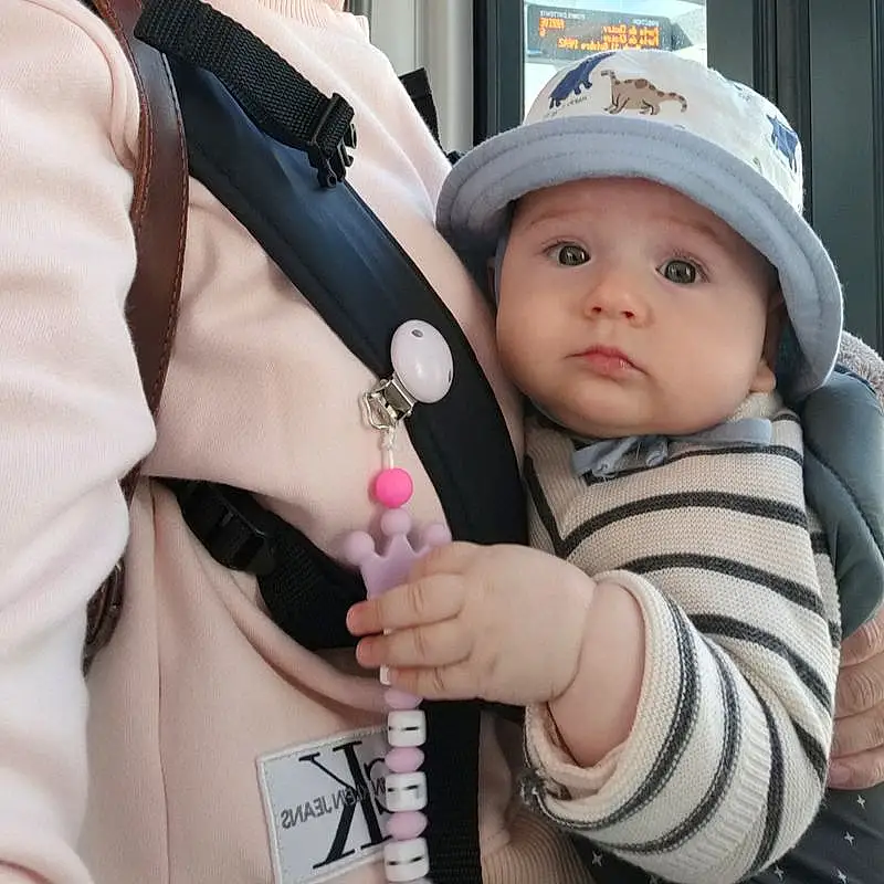 Hand, VÃªtements dâ€™extÃ©rieur, Bras, Sleeve, Gesture, Finger, Cool, Bambin, Baby & Toddler Clothing, Thumb, Baby, Enfant, Jewellery, Wrist, Nail, Baby Products, T-shirt, Fashion Accessory, Cap, Chapi Chapo, Personne, Headwear