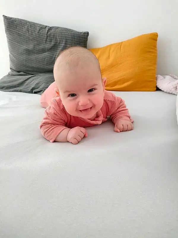 Sourire, Comfort, Human Body, Sleeve, Baby & Toddler Clothing, Bois, Baby, Happy, Bambin, Linens, Assis, Enfant, Hardwood, Bedding, Portrait Photography, Room, Fun, Crawling, Personne