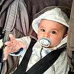 Joue, VÃªtements dâ€™extÃ©rieur, Blanc, Baby, Baby & Toddler Clothing, Baby Carriage, Comfort, Bambin, Baby Safety, People, Collar, Enfant, Chapi Chapo, Baby Products, Sleeve, Car Seat, Fashion Accessory, Baby In Car Seat, Assis, Personne, Headwear