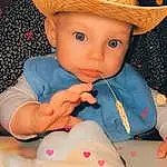 Chin, Chapi Chapo, Blanc, Sun Hat, Baby & Toddler Clothing, Jouets, Baby, Bambin, Enfant, Fashion Accessory, Pattern, Happy, LÃ©gende de la photo, Cowboy Hat, Doll, Portrait Photography, Play